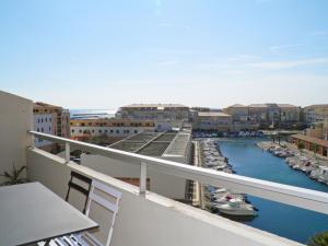 セットにあるAppartement Sète, 2 pièces, 5 personnes - FR-1-338-123のマリーナの景色を望むバルコニー