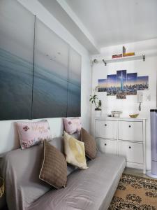 マニラにあるJana@ShoreC2のリビングルーム(ソファ、ドレッサー付)