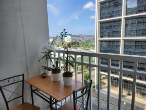 マニラにあるJana@ShoreC2のバルコニー(木製のテーブルと椅子、窓付)