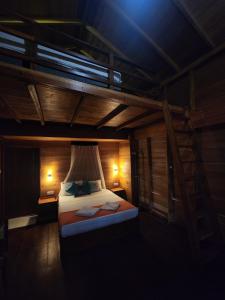 Wilpattu Tree House في ويلباتو: غرفة نوم مع سرير بطابقين مع سلم