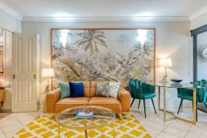 道格拉斯港The lookout Lux Spa, Heart of Port Douglas MK的带沙发和桌子的客厅