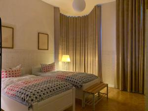 um quarto com uma cama com um candeeiro e uma janela em Remedium Appartements em Vlotho