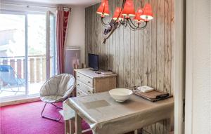 Cette chambre dispose d'une table, d'une chaise et d'un bureau. dans l'établissement Nice Apartment In Venosc With House A Mountain View, à Vénosc