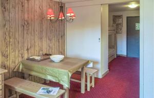 une salle à manger avec une table et deux bancs dans l'établissement Nice Apartment In Venosc With House A Mountain View, à Vénosc