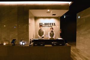 zwei Männer stehen vor einer Hotellobby in der Unterkunft FL Hotel Dotonbori in Osaka