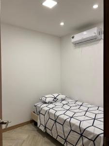 a bedroom with a bed in a white room at Apartamento Violeta con Impresionante Vista al Mar in Playas