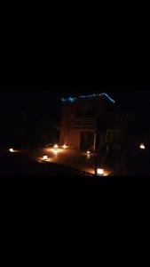 uma casa com luzes em cima à noite em Walid em Marraquexe