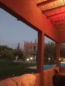 uma vista para uma casa e uma piscina em Walid em Marrakech
