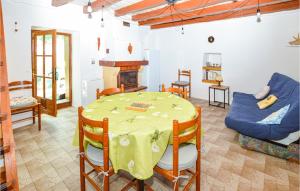 ein Wohnzimmer mit einem Tisch und einem Sofa in der Unterkunft 2 Bedroom Nice Home In Coti-chiavari in Coti-Chiavari