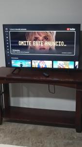 TV de pantalla plana en la parte superior de una mesa en Chocolate condo, en San Felipe