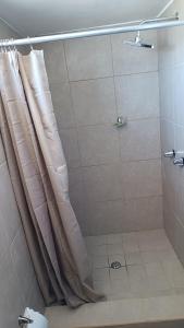 y baño con ducha y cortina de ducha. en Chocolate condo, en San Felipe