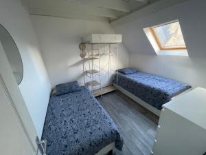 Krevet ili kreveti u jedinici u objektu F3 Duplex "O Meublé de Pithiviers" 2 chambres 8 personnes