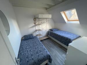 Posteľ alebo postele v izbe v ubytovaní F3 Duplex "O Meublé de Pithiviers" 2 chambres 8 personnes