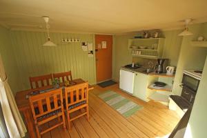 una pequeña cocina con mesa y encimera en Mallboden Café & Vandrarhem en Motala