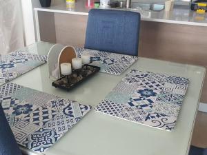 stół z niebiesko-białymi płytkami w obiekcie Apto de Playa con una Hermosa vista frente al mar w mieście Nueva Gorgona