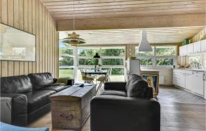Χώρος καθιστικού στο Gorgeous Home In Humble With Sauna