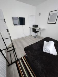 een kamer met een bed, een bureau en een ladder bij Bamville Shared House in Birmingham