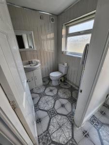 a bathroom with a toilet and a sink at Bamville Shared House in Birmingham