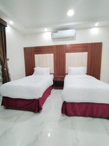 Ein Bett oder Betten in einem Zimmer der Unterkunft هوتيل نجران للشقق الفندقية
