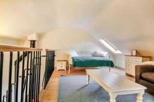 uma sala de estar com uma cama e um sofá em No 4 The Shippon em Llangefni