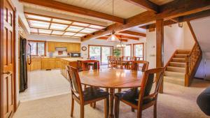 uma cozinha e sala de jantar com uma mesa de madeira e cadeiras em Tokatee 02 em Sunriver
