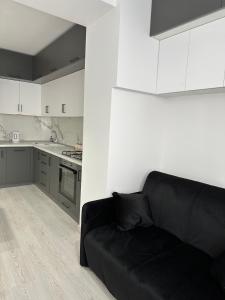 Nhà bếp/bếp nhỏ tại Квартира по вул. Огієнка 2а +7 ảnh