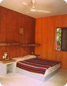 Giường trong phòng chung tại Casa KUUL, elegant fusion of house and garden.