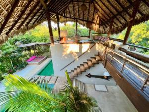 ein Resort mit einem Pool und einem Strohdach in der Unterkunft Casa KUUL, elegant fusion of house and garden. in Puerto Escondido