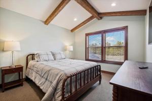 a bedroom with a large bed and a window at Dancing Rock "Grandview Lodge" (Caldera Springs) in Sunriver +59 photos