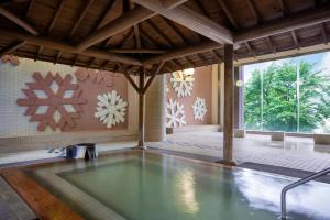 a pool in the middle of a room at Dai-ichi Takimotokan in Noboribetsu
