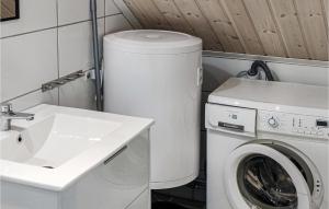 y baño con lavadora y lavamanos. en 3 Bedroom Amazing Apartment In Gotlands Tofta, en Gnisvärd