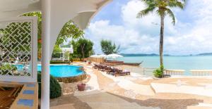 - une piscine avec vue sur l'océan dans l'établissement Aochalong Villa Resort & Spa - SHA Plus, à Chalong