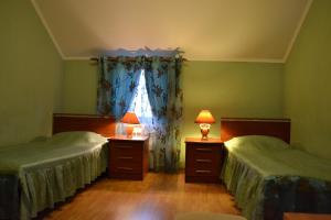 ヤロスラヴリにあるMini-Hotel Yuzhnyyの緑の部屋(ベッド2台、窓付)