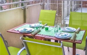 ステグナにあるCozy Apartment In Stegna With Kitchenの木製テーブル(皿、グラス付)