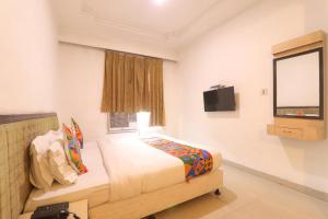 een hotelkamer met een bed en een televisie bij Hotel Mohan in Lucknow