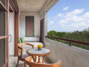 Amnaya Resort Nusa Dua的阳台或露台
