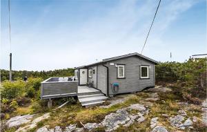 ein kleines Haus auf einem Strand in der Unterkunft Cozy Home In Stathelle With Kitchen in Stathelle