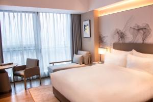 Postel nebo postele na pokoji v ubytování Guangzhou Pazhou LN DongFang Hotel-Free shuttle between hotel and Exhibition Center during Canton Fair & Exhibitor Registration Counter