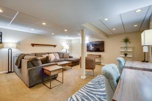 Χώρος καθιστικού στο Spacious and Bright Lumberton Home with Backyard!