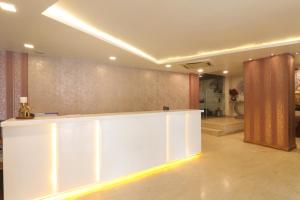 een lobby met een witte bar in een kamer bij Hotel Mohan in Lucknow
