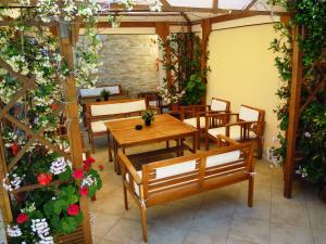a restaurant with wooden tables and chairs and flowers at B&B del Lungomare in Gallipoli