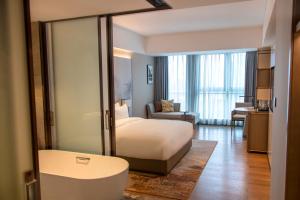 Postel nebo postele na pokoji v ubytování Guangzhou Pazhou LN DongFang Hotel-Free shuttle between hotel and Exhibition Center during Canton Fair & Exhibitor Registration Counter