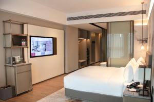Postel nebo postele na pokoji v ubytování Guangzhou Pazhou LN DongFang Hotel-Free shuttle between hotel and Exhibition Center during Canton Fair & Exhibitor Registration Counter