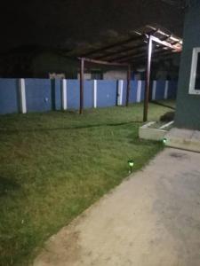 een lege parkeerplaats met een licht in het gras bij Danson Lodge Guest House in Pokuase