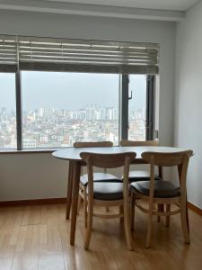 d'une salle à manger avec une table, deux chaises et une fenêtre. dans l'établissement 1 Minute house from Hongdae, à Séoul