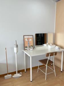 - un bureau blanc avec une chaise et un miroir dans l'établissement 1 Minute house from Hongdae, à Séoul