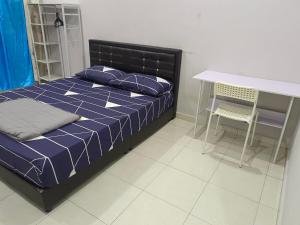 een slaapkamer met een bed en een tafel en stoelen bij Happy homestay sitiawan in Sitiawan