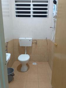 een badkamer met een toilet en een douche met een raam bij Happy homestay sitiawan in Sitiawan