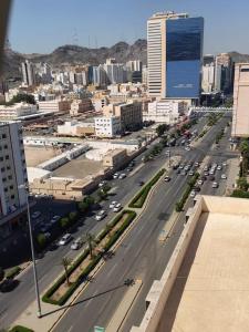 an aerial view of a city with a highway at فندق نبض الضيافة 1 - العزيزية الشارع العام in Makkah