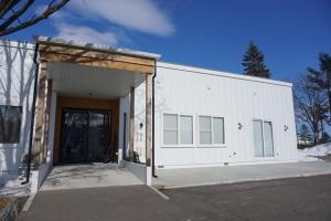 中札内村にあるhotel sarapark（更別村地域交流センター）の大きな白い建物